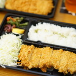 Tonkatsu Shinjuku Saboten Azamino Tokyu Fod Shosuraisu Ten - 特選やわらかヒレかつ弁当 (￥961)、熟成三元麦豚上ロースかつ弁当 (￥861)