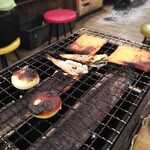 磯丸水産 - お通しを焼きました