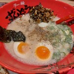 ラー麺 ずんどう屋 - 辛子高菜、ニンニク、胡椒をトッピング