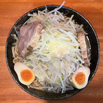 ラーメン梅 - 太麺 味玉ラーメン 880円(税込)
            ※ニンニク少し、野菜増し
            2022年9月10日