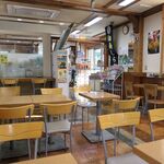 横須賀パーキングエリア 下り フードコート - 土曜16時とあって、人もまばら。陽光が射し込む店内、一人でもグループでものんびりできる