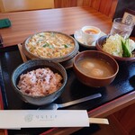 Hanamoegi - かつ鍋膳 1,600円(税込)クリームブリュレ、赤飯に変更。