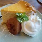 カフェ ノワ - チーズケーキ！いちじくシロップ漬け添えて！