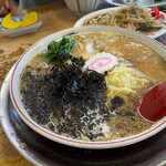 Aji no Yokozuna - 黒ラーメン背脂(¥680)+特盛(¥150)