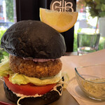 Ginza Fish Burger NAGOMI - サバのバーガー　竹炭パン　紫蘇漬タルタルソース　添付のワサビタルタルは味変ディップ　880円