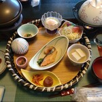 はるみや旅館 - たくさんのおかずの豪華な朝食