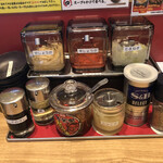 横浜家系ラーメン 有楽家 - 薬味いろいろ