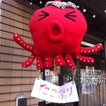 Tako Matsuri - 大きなタコのぬいぐるみ看板