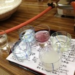 旅館 高島屋 - 利き酒セット、お猪口の下にお酒の説明書き。