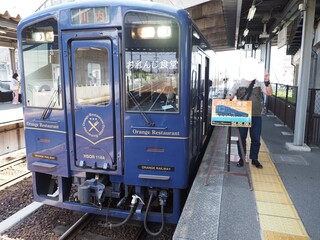 Kankou Ressha Orange Shokudo - 2022年5月　観光列車 おれんじ食堂 1号車　HSOR114A　新八代駅にて記念写真を撮ってもらいました。