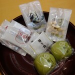 あかん遊久の里 鶴雅 - 部屋のお菓子いろいろ