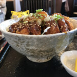 Shige Ton - みそ玉丼　1,030円(税込)　※横からも