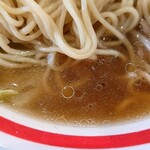 ちゃんぽん亭総本家 - 鶏ガラと昆布、6種類の節を使ってるスープ。
            そこにラードの旨みが足されてて
            シッカリとした旨みはある。
            割と薄味な醤油味。