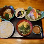 Nishimaru - トレーの上の料理