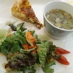 Quiche Grand Coco - ランチプレート：ひよこ豆スープとアスパラ、いかのっけサラダとエビとたっぷり野菜のキッシュ