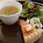 Quiche Grand Coco - ランチプレート：ひよこ豆スープとアスパラ、いかのっけサラダとエビとアボガドのキッシュ