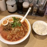 ぶち屋 - 「排骨坦々麺」(1100円)+「煮玉子」(130円)、サービス半ライス