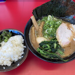 横浜家系ラーメン 宮里家 - 特選ラーメン(並) 無料ライス