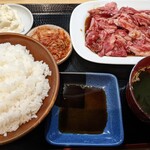 牛徳 - おすすめランチ特盛
            肉と飯の他に、わかめスープ、キムチ、
            珍しいとこでポテサラも付く
            飯大盛りにしたらめっちゃ多かった