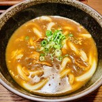 Udon Dokoro Mugi Ichi - お出汁の風味よりカレー味が勝ってなかなかのピリピリ辛。お肉はそこそこの量が入ってる。ご飯があるので小盛で充分。