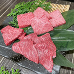 Sumiyakiniku Ishidaya. Toa Road - なんの肉かは忘れてしまいましたが、塩と胡椒で食べる赤み肉。最高！