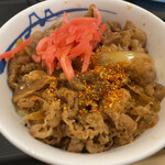 松屋 - 牛丼小盛に七味、紅生姜及び生玉子ぶっかけ‼️