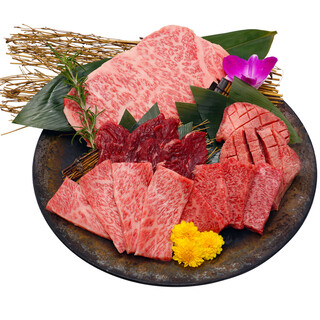 “和牛無限量暢食”和“厚切五花肉”用備長炭炭爐!