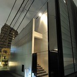 Nishiazabu Ichino - 大きな通りから、路地に入ったところに入口があります。隠れ家的なレストランです。