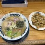 Hakata Ya - 半チャンラーメン（税込み１０２０円）