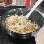 Chuka Shokudo Ichibankan Toshimaku Higashikebukuro Ten - 半らぁ麺。スープは化調＋オイスター風味の独特な味わい。らぁ麺と言うよりは、スープに麺ともやしを入れたと言う方が似合う感じ