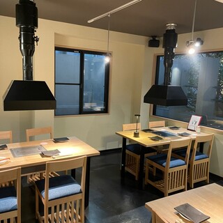 日式現代風格的寧靜的店內。10名~15名可包下餐桌席位