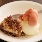 Cafe Trattoria Asti - 良質なマスカルポーネの味わいが楽しめるティラミス、自家製ジェラート、自家製コンフィチュール、佐賀産のイチゴ天のしずくが芳しい！砂糖不使用の身体にも優しいドルチェ！