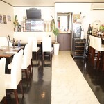 Cafe Trattoria Asti - 白を基調とした店内にはテーブルとカウンターがあり、全２３席