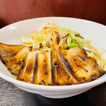 Hakata Champon Eight - 焼豚を店員さんはチャーシューではなくヤキブタと言ってたと思う。しっかり炙られてるけど焦げの苦味は無し。