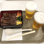 焼肉チャンピオン - 牛ハラミ重1,700円（ゴハン半分）と缶ビール480円×2。ビールは先に出してもらえず待て状態…ワンちゃんのつらさがわかりました