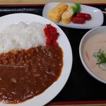 Shokudo Yokoyama - カレー、卵焼きと赤ウインナー、鮭かす汁