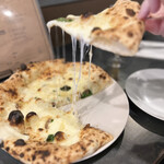 No.8 PIZZERIA - 持ち上げると、たっぷりのチーズがビヨ〜ンと伸び〜〜る！！ヽ(*´∀｀)
                      スライスしたニンニクの香りと、アンチョビの風味…モッチモチのピザ生地がとっても美味しい〜♡