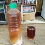 だるま食堂 - 出された麦茶
      ペットボトルの下の方は凍ってました。