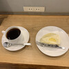 Simple Things Coffee - 期間限定 ホンジュラス  エル・セドロ農園 550円、レアチーズケーキ 370円（いずれも税込）