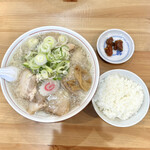 Chuka Soba Daidai - 塩チャーシュー麺 脂多め ネギ多め と ライス