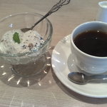 Hana's Cafe - 黒豆のパンナコッタとコーヒー