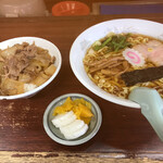 牛太楼 - 牛めしラーメンセット。