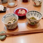 Kyo Dining Tomike - お赤飯　万願寺とうがらしとじゃこ煮　春菊と平茸？のお浸し