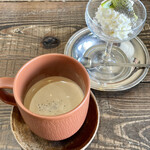 カタツムリ ラボ - ホットコーヒーと合うなあ(ღ˘⌣˘ღ)このヨーグルト、めっちゃ美味しい❣️まるでチーズケーキのよう✨