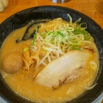 完熟らーめん本丸 - 味玉味噌らーめん￥830税込み(R3.6.14撮影)