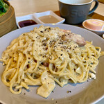 肉ときどき魚のビストロ Bon Carne - 日替わりパスタランチ　1408円。本日のパスタはカルボナーラ。