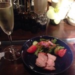 CASA FLOR - 今一美さんのお店で呑んでまーす。
                      美味しいよね^ ^
                      お客様も美味しく呑んでまーす
                      楽しい函館の思いで作って明日は大阪やん