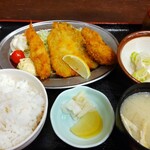 Manten Sakaba Yutenji Ten - 海鮮MIXフライ定食 770円、内容は「エビフライ」「アジフライ」「カキフライ」の3種でカキフライは2個