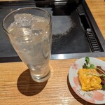 Okonomiyaki Rock - まずはお通し。玉子も鶏も味付けが甘くなく、期待が高まります。