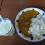 Bengal Curry Tei Mannan - 左）ラッシー：２２０円+右）チキンカレー：７００円+ライス：１６５円（各税込）【２０２２年１０月撮影】